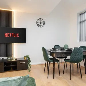  Apartment Sophisticated & Stylish Flat Near Airport - Sleeps 9